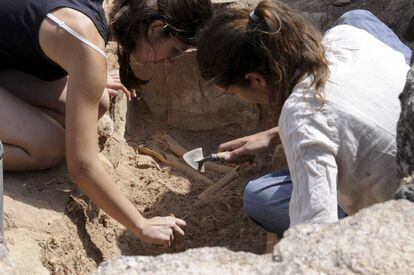 Dos arque&oacute;logas excavan una de las tumbas del siglo VII con restos humanos del yacimiento visigodo de Los Hitos, en Arisgotas.