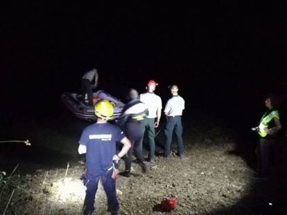 Efectivos de la Guardia Civil y los bomberos, en las labores para recuperar el cuerpo de la mujer del embalse de Alarcón (Cuenca) / En vídeo, el momento en el que el coche cae por el embalse de Alarcón (ATLAS)