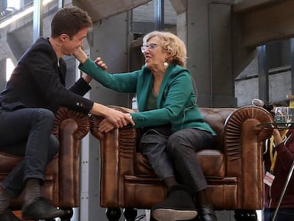 La alcaldesa de Madrid, Manuela Carmena y el candidato a presidente de la Comunidad de Madrid, Iñigo Errejón, durante un acto de Más Madrid.