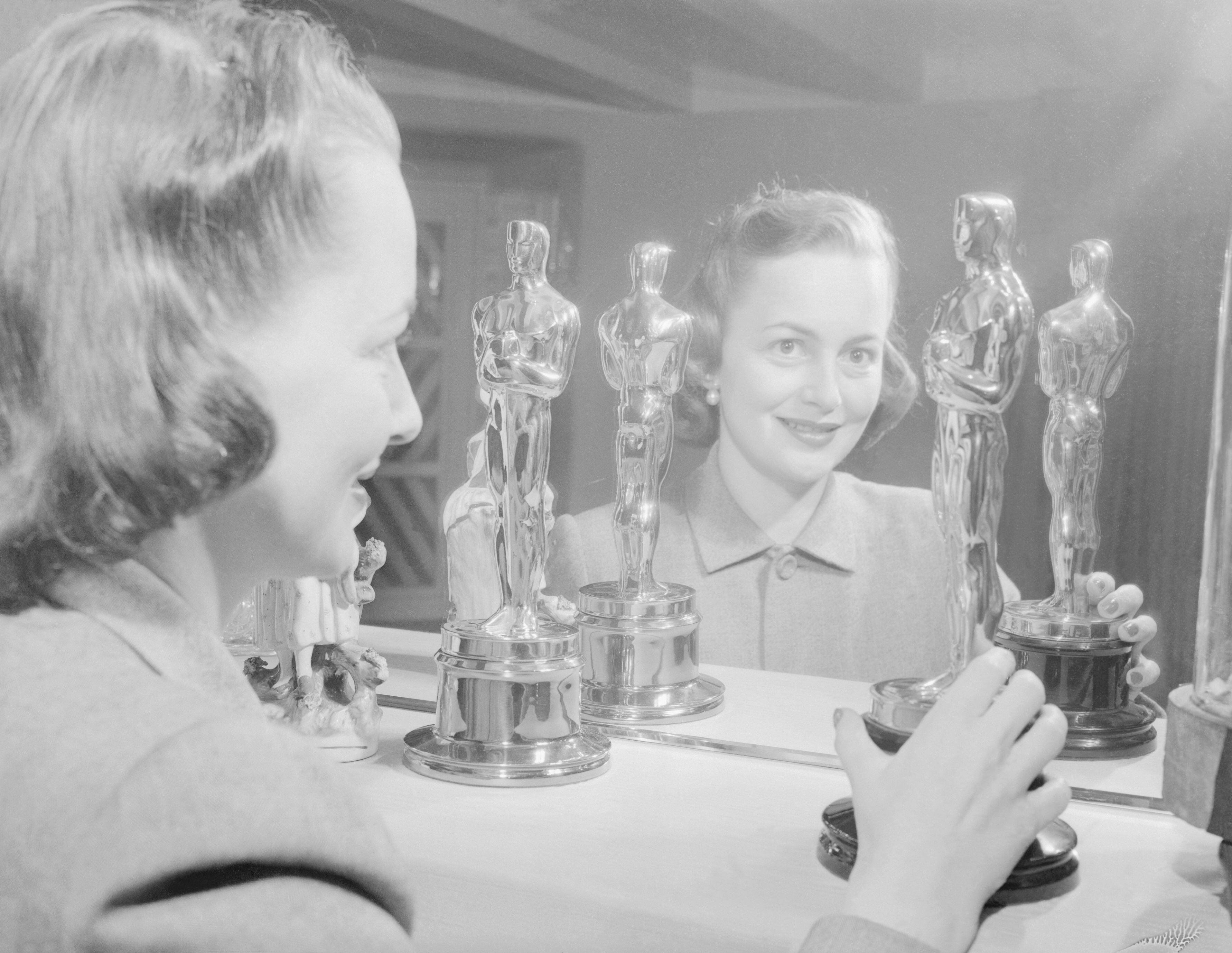 Retrato de la actriz Olivia de Havilland, con sus premios Oscar, en 1950.