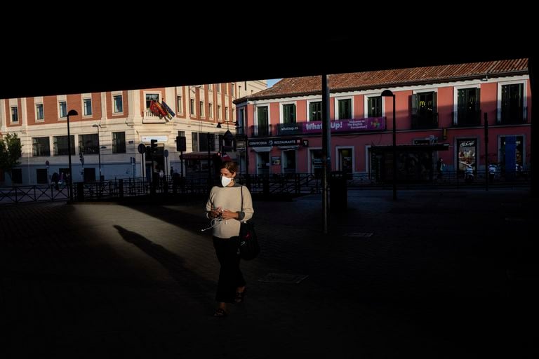 Una mujer caminaba este viernes por la calle en Vallecas, una de las zonas con restricciones en Madrid.