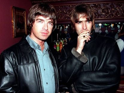 Noel y Liam Gallagher fotografiados en Londres en 1995.