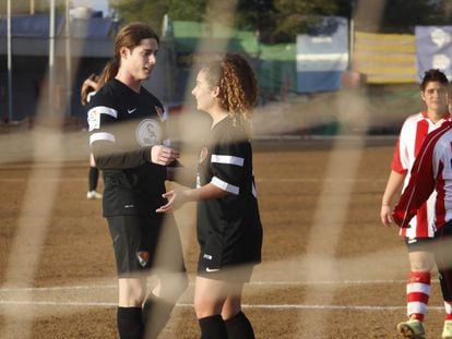 La jugadora Valentina Berr, a l'esquerra de la imatge, en un moment del partit entre el Terrassa FC i la Pirinaica.