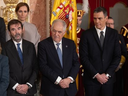 El presidente del Tribunal Constitucional, Cándido Conde-Pumpido (c), y el presidente del Gobierno, Pedro Sánchez (1d), durante el acto de homenaje a la Constitución.
