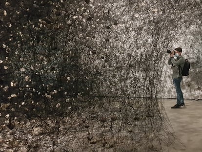 La pieza de Chiharu Shiota instalada en la Fundación Sorigué de Balaguer, Lleida.