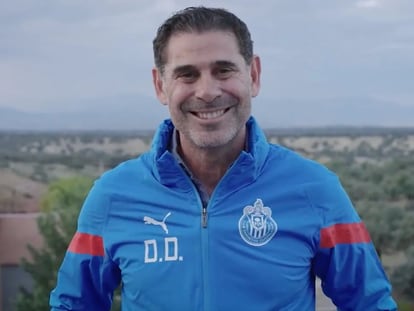 El nuevo director deportivo de Chivas, Fernando Hierro, en una captura del video de su presentación.