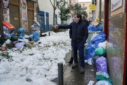 El alcalde de Madrid, José Luis Martínez-Almeida, en la calle Topete durante su visita al barrio de Bellas Vistas, en el distrito de Tetuán.
