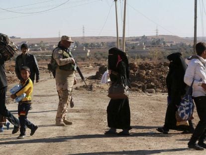 Soldados iraqu&iacute;es evacuan a civiles durante los enfrentamientos con miembros del Estado Isl&aacute;mico al sureste de Mosul.