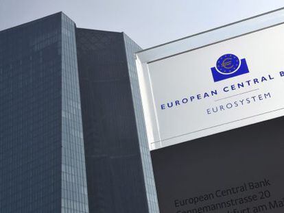 Vista del logotipo del Banco Central Europeo (BCE) en su sede de Fr&aacute;ncfort, Alemania. 