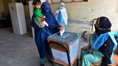 Una mujer vota el sábado en un colegio electoral en Jalalabad.