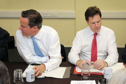 El primer ministro brit&aacute;nico, David Cameron, (izquierda) y el viceprimer ministro Nick Clegg, durante una reuni&oacute;n en julio.
