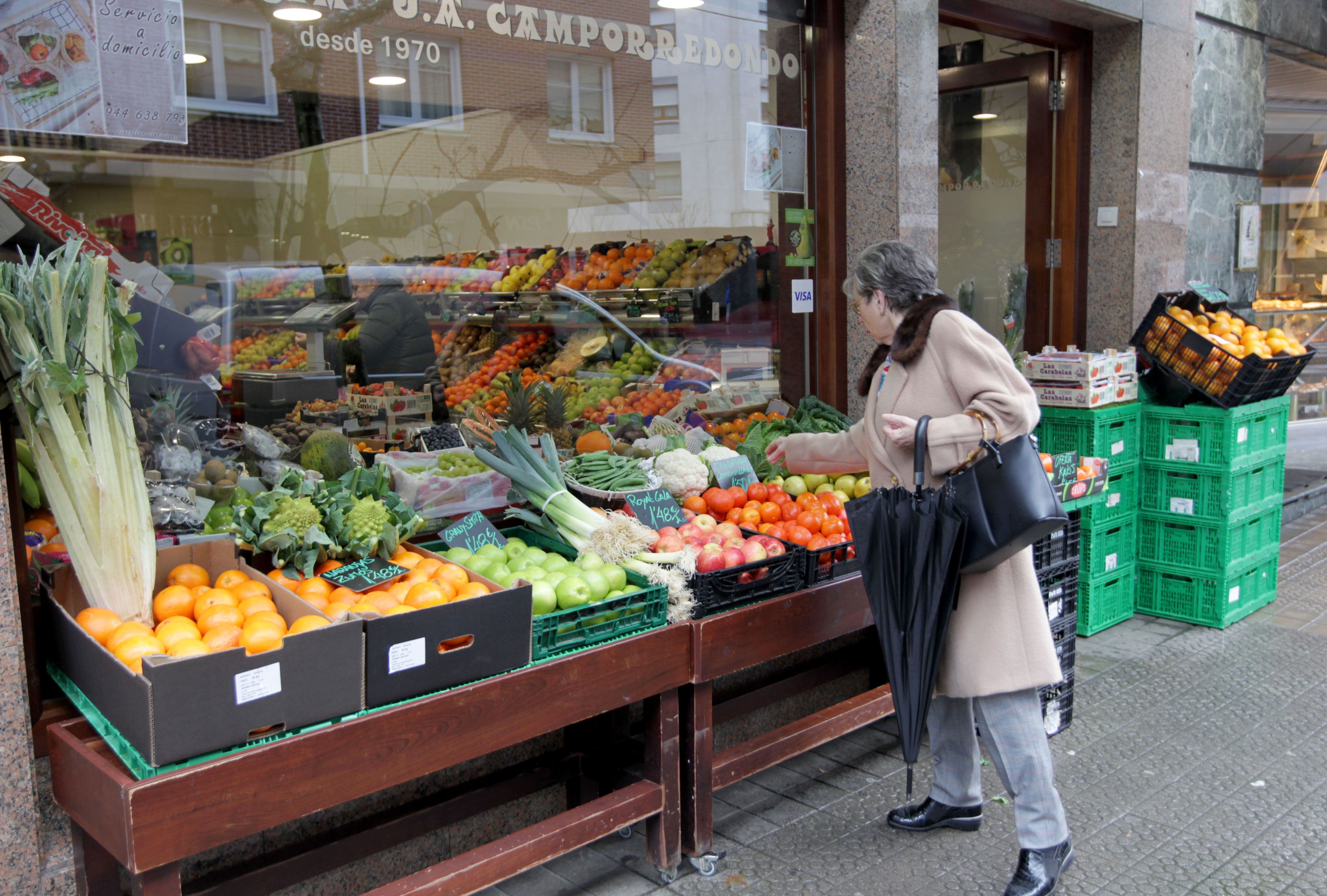 Una mujer miraba los productos en una frutería de Getxo (Bizkaia), el jueves. 