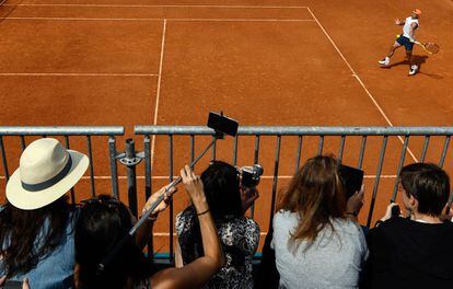 Un grupo de aficionados observa el entrenamiento del tenista español Rafael Nadal, el 7 de mayo de 2019.