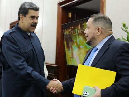 Nicolás Maduro saluda al diputado José Brito, coordinador del movimiento Primero Venezuela, ahora próximo al régimen, durante una reunión celebrada en Caracas el pasado día 2.