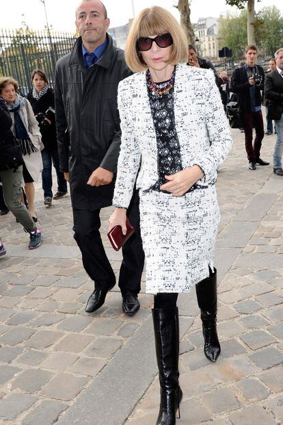 Anna Wintour acudió Louis Vuitton vestida de blanco y negro.