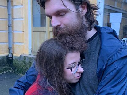 Ilia Samoilenko abraza a su novia, Dariia Tsikunova, el pasado jueves en un hospital de Chernihiv, en el norte de Ucrania, tras ser liberado de manos rusas.