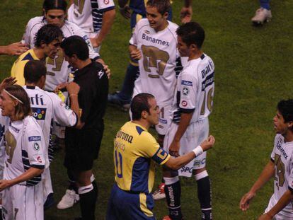 Los jugadores de ambos equipos durante un partido para definir al campeón absoluto en 2005