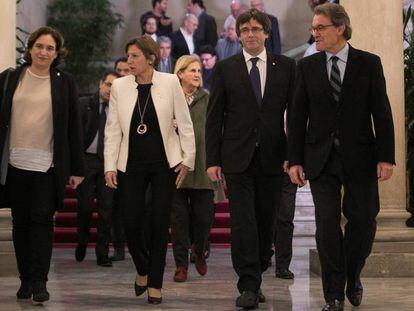 De izquierda a derecha, Ada Colau, Carme Forcadell, Carles Puigdemont y Artur Mas se dirigen a la reunión del Pacto nacional por el Referéndum.