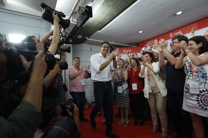 El dirigente socialista Pedro Sánchez, celebrando su victoria en las primarias del PSOE, en mayo de 2017.