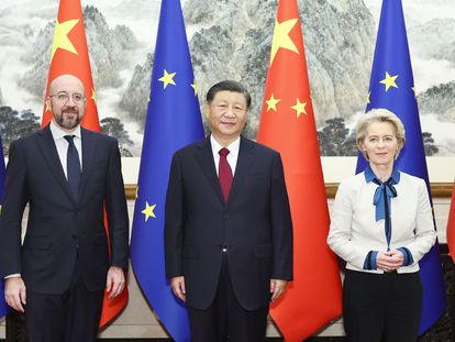 El presidente chino, Xi Jinping (en el centro), con el presidente del Consejo Europeo, Charles Michel, y la presidenta de la Comisión Europea, Ursula von der Leyen, este jueves en Pekín.