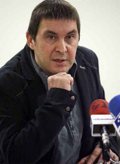 El representante de la formación ilegalizada presenta una oferta política para "solucionar el conflicto" vasco.