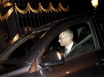 Herman Van Rompuy sale del castillo real de Laken-Laeken tras recibir el encargo de formar un nuevo gobierno.