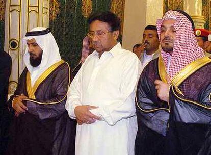El presidente paquistaní, Pervez Musharraf (centro), reza ayer en una mezquita de la ciudad de Medina, en Arabia Saudí.