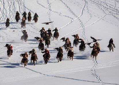Unos 400 cazadores de etnia kazaja mostraron a finales de enero sus técnicas durante una competición en Qinghe, una región al noroeste de China que bordea con Kazajistán, Rusia y Mongolia. Los paisajes en la zona son impresionantes.