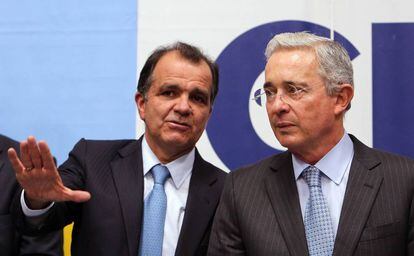Álvaro Uribe, junto al excandidato Óscar Iván Zuluaga.