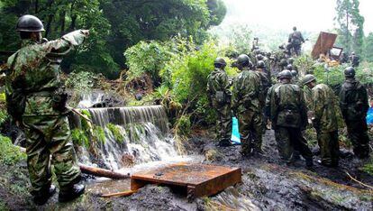 Soldados buscan a desaparecidos por las fuertes lluvias en Aso en una fotograf&iacute;a facilitada por el Ej&eacute;rcito.