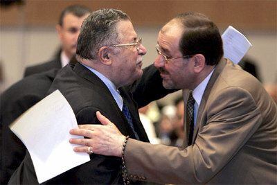 El presidente iraquí, Yalal Talabani (izquierda), felicita al nuevo primer ministro,Yawad al Maliki