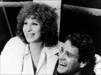 Barbra Streisand y Ryan O'Neal en 1979 en la película 'Combate de fondo'. '