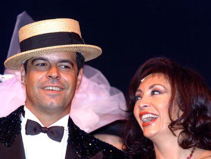 Andoni Ferreño y Amparo Saizar, durante la presentación del musical <i>Maribel y la extraña familia,</i> sobre la obra de Miguel Mihura, que se representa en el teatro Nuevo Apolo de Madrid.