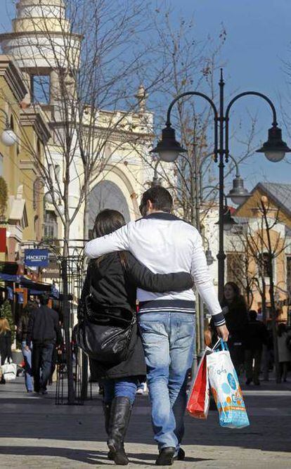 Una pareja en un día de compras en las Rozas Village.