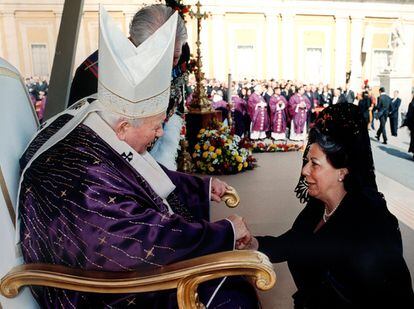 Rita Barberá es recibida por el papa Juan Pablo II al finalizar la ceremonia de beatificación de 233 españoles que murieron en la Guerra Civil española, en el Vaticano, en 2001.