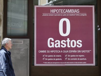 Un hombre pasa ante un anuncio de hipotecas en Madrid, en una imagen de archivo.