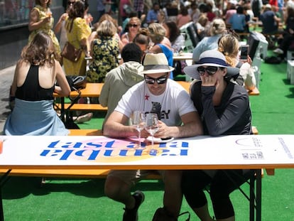 Visitants de la cinquena edició del Tast a la Rambla aquest divendres.