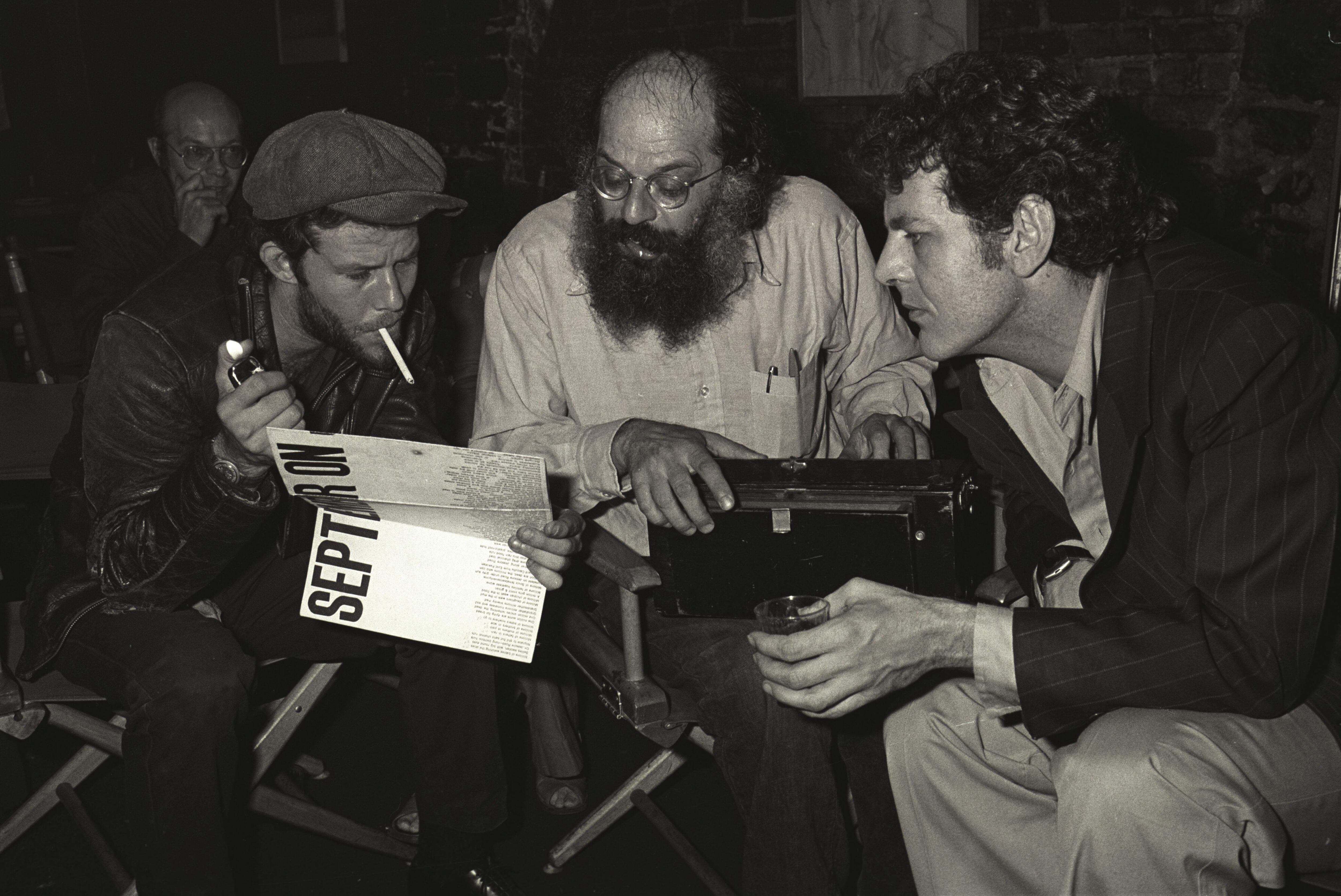 De izquierda a derecha, Tom Waits, Allen Ginsberg y David Blue en un bar de Nueva York en 1975.