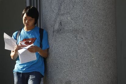 Este estudiante da un último repaso a la materia antes de comenzar el examen. Los alumnos que logren aprobar estas pruebas tendrán que superar otro obstáculo de índole económico: la matrícula de las universidades públicas sufrirá un incremento de hasta el 66%, con una subida que puede alcanzar los 540 euros, según la estimación del Gobierno.