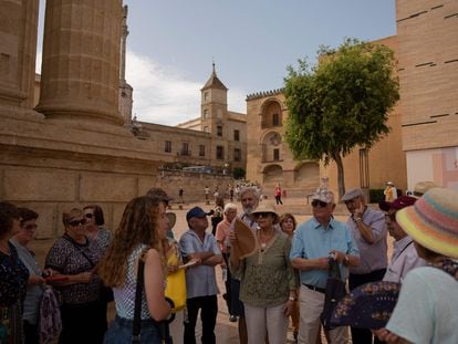 Un grupo de turistas combate el calor con gorros y abanicos en abril de 2023 en el centro de Córdoba.