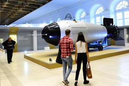 Una réplica de la 'Bomba del Zar', el artefacto de 50 megatones que la URSS detonó en 1961, en una exposición en Moscú en 2015.