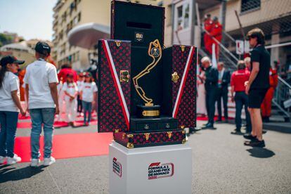 El trofeo del Grand Prix, exhibido dentro del estuche de Louis Vuitton en los momentos previos de la carrera.