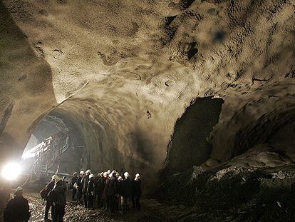 El túnel de la línea 5 del metro de Barcelona. A la derecha se aprecia la entrada al túnel auxiliar que hubo que rellenar tras el derrumbe del Carmel.
