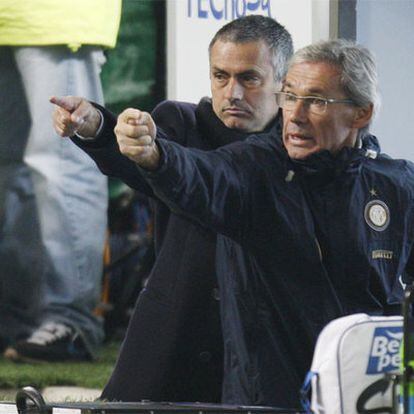 Beppe Baresi (a la derecha), ahora asistente del Inter, junto a su técnico, José Mourinho.