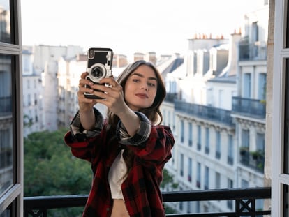 La protagonista de 'Emily in Paris' (interpretada por Lily Collins) se mueve por un París de clichés actualizados por la lente de su móvil: todos los 'pain au chocolat' que fotografía aumentan su número seguidores en Instagram.