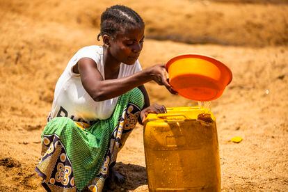 Mendina vive en un pueblo sin agua corriente ni pozo. Cada día tiene que ir al río más cercano a recogerla, a media hora de camino a pie.