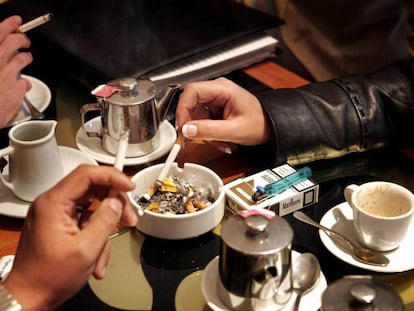Gent fumant en un bar abans de la prohibició del 2011.