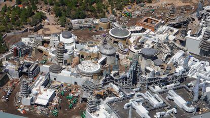 Otra vista aérea de los trabajos de construcción del área de Star Wars en Orlando, gemela a la que abre este mes en Disneyland en California.