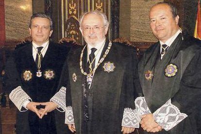 Luciano Varela, en el centro, flanqueado por sus padrinos Adolfo Prego (izquierda) y Juan Carlos Campo, actual secretario de Estado de Justicia, el día de su toma de posesión como magistrado del Tribunal Supremo.