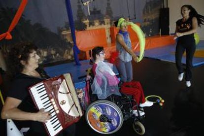 Momento musical en el taller de Carampa realizado en el Circo Price.